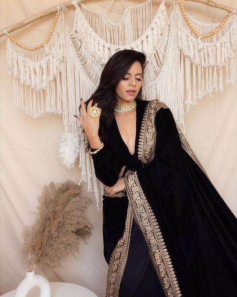 #𝐭𝐫𝐮𝐞𝐎𝐧𝐘𝐨𝐮 𝐱 @aakritiranaofficial
All the wedding inspo you need this season! ✨

@aakritiranaofficial drippin' in Gold in our Black Velvet Silk Embroidered Lace Ready Pleated Saree paired with Black Velvet Tie-Up Blouse. Black Velvet Saree Blouse, Velvet Blouse Designs Latest Full Sleeve, Black Velvet Saree, Black Velvet Blouse Design, Full Sleeves Blouse Designs, Velvet Blouse Design, Girly Backpacks, Pink Satin Blouse, 50 Blouse Designs