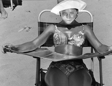 Girl with Sun Reflector, Coney Island © Harry Lapow Tanning Reflector, Tanning Photoshoot, Kaitlin Johnson, How To Tan, Safe Tanning, How To Tan Faster, Sun Tanning, 60s Women, Selfie Leslie