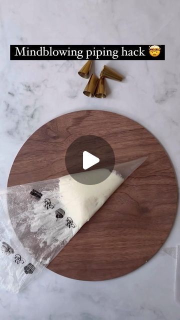 Bintcy Davis on Instagram: "A game changing piping hack…   #hack #piping #hacks #pipinghacks #pipingskills #pipingtechniques #bakinghacks #bakingtips #cakingtips #tips #tipsandtricks" No Piping Tip Hack, Tips For Cupcakes Piping, Diy Piping Tips, Grass Tip Cake Decorating, Piping Tip Organization, Piping Without A Tip, How To Use Piping Bags And Tips, How To Use A Piping Bag And Tip, Icing Tips Guide Piping Techniques