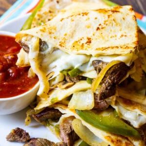 Cheese Steak Quesadillas, Best Quesadilla Recipe, Quesadillas Recipes, Steak Quesadillas, Steak Quesadilla, Ball Food, Seared Salmon Recipes, Salmon Recipes Pan Seared, Skirt Steak Recipes