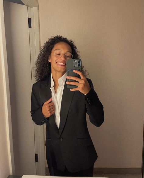 mariah linney 🤍 Mariah Linney, Madison Bailey, Linnet, Unisex Fashion, Women's Blazer, Fashion Inspo, Mirror Selfie, Blazer, Celebrities