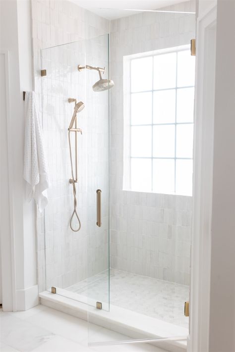 All White Marble Bathroom Master Bath, Minimalist Marble Bathroom, Bathroom Timeless Tile, Bathroom Design White Marble, Marble Guest Bathroom Ideas, Bathroom Interior Classic, White Marble And Brass Bathroom, Clean Classic Bathroom, Stacked Marble Shower Tile