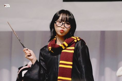 Chaewon Harry Potter #lesserafim #chaewon #kimchaewon Lesserafim Fansign, Lesserafim Chaewon, Chaewon Lesserafim, Kpop Iphone Wallpaper, Harry Potter Icons, Kim Chaewon, Harry Potter Outfits, Red Icons:), Black Mamba