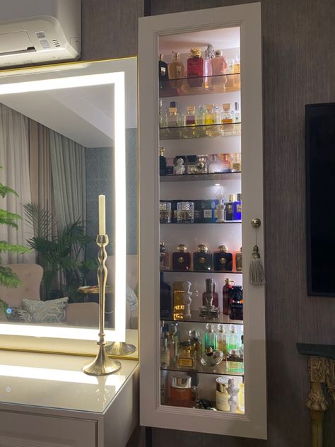 Room Perfume Organization, Perfume Rack Shelves, Parfume Shelves Ideas, Perfume Cabinet Design, Perfum Storage, Perfume Storage Ideas Shelving, Mini Perfume Collection Display, Perfume Display Ideas Bedrooms, Perfume Wall Shelf