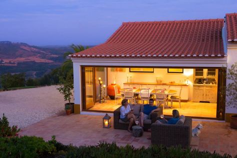 É uma espécie de África em pleno Alentejo, sonho da moçambicana Berny Serrão, que transferiu o seu clã para um esconderijo de Odemira. E que entretanto se abriu também ao mundo. Granite Projects, Rustic Tiny House, Apartment Loft, House Restoration, Hotel Services, Casa Exterior, Mediterranean Garden, Island Home, Rec Room