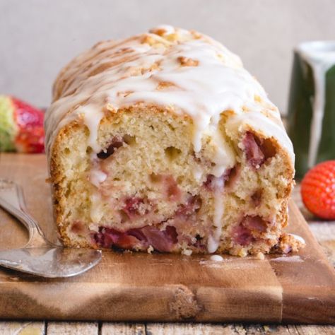 Easy Fresh Strawberry Quick Bread Strawberry Rhubarb Bread, Walnut Coffee Cake, Strawberry Rhubarb Recipes, Rhubarb Bread, Best Pic, Strawberry Bread, No Rise Bread, Rhubarb Recipes, Strawberry Rhubarb