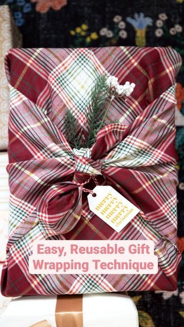 How To Gift Wrap A Cookbook, How To Wrap Bread With Tea Towel, Gift Wrapping With Tea Towels, Dish Towel Wrapping Ideas, Tea Towel Wrapped Gift, Bread Gifts, Crafts 2024, Diy Mommy, Creative Wrapping