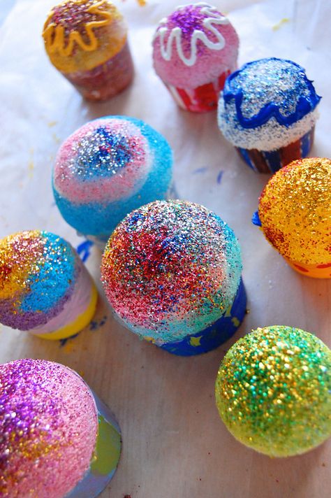 How fun would these be to make!  pretend cupcakes from polystyrene balls, egg crates, glitter glue, & puffy paint Styrofoam Ball Crafts, Bakery Theme, Play Bakery, 100 Birthday, Styrofoam Crafts, Prop Box, Ikat Bag, Egg Crates, Dramatic Play Centers