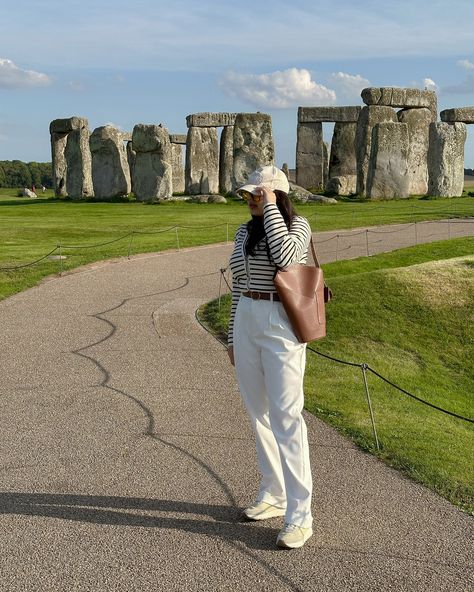 Where legends are set in stone 🪨 Outfit deets :- Jacket- @mango Pants- @revolve Bag- @noiranca PR GIFTED* Cap - @stronger #stonehenge #londontrip #englandtravel #europetrip2024 #summeroutfitinspiration #stripesweater #whiteoutfit #minimalistoutfit #sofiarichie #coolgirlstyle #aestheticoutfitinspo #smallcontentcreators Stone Outfit, London Photo Ideas, Mango Pants, Cool Girl Style, Sofia Richie, London Photos, Summer Outfit Inspiration, Stonehenge, England Travel