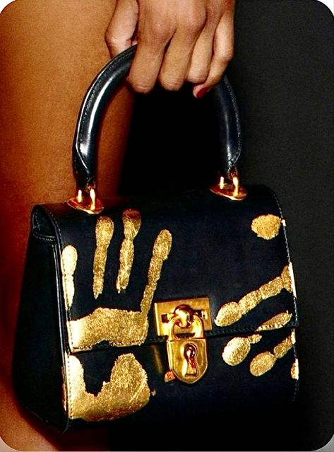 2022 Street Style, Trend Bags, Painted Handbag, Bags 2022, Luxury Bags Collection, Painted Bags, Unique Purses, Painted Clothes, Fancy Bags