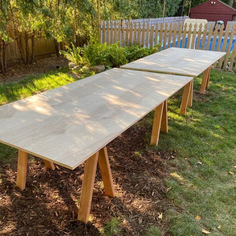 A DIY tutorial to build a sawhorse dining table. Make these simple sawhorses to serve as bases for a large portable dining table. #sawhorses Diy Sawhorse, Portable Dining Table, Sawhorse Brackets, Sawhorse Table, Saw Horse Table, Saw Horse Diy, Horse Table, Dining Table Height, Saw Horse