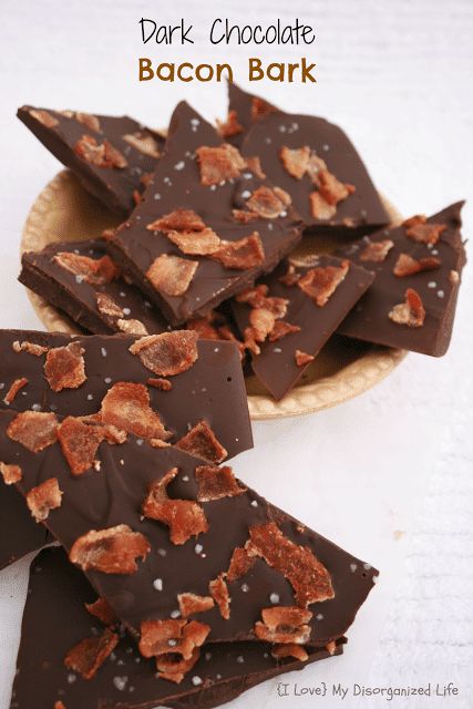 Dark chocolate bacon bark with sea salt is a sweet and salty homemade candy, perfect for a sweet treat any time. This chocolate bacon bark is also an easy holiday food gift idea! Bacon Bark, Bacon Treats, Chocolate Bacon, Candied Bacon, Bark Recipe, Maple Bacon, Melting Chocolate Chips, Chocolate Bark, Homemade Candies