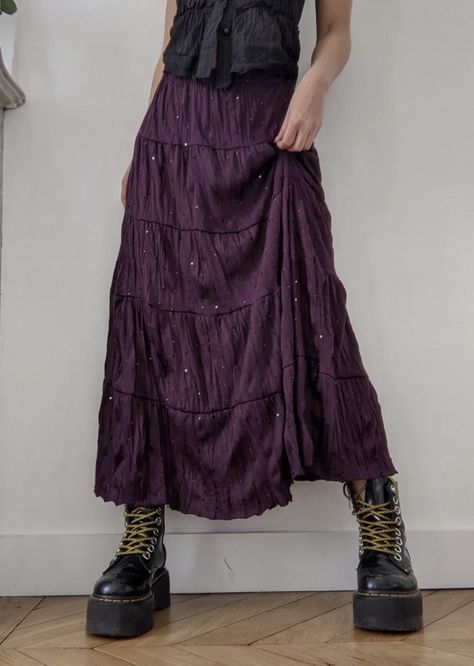 Maxi Skirt Purple, Types Of Maxi Skirts, Fairycore Maxi Skirt, Alt Maxi Skirt, T Shirt Maxi Skirt Outfit, Purple Silk Skirt Outfit, Grunge Purple Outfit, Violet Skirt Outfit, Purple Skirt Outfit Ideas