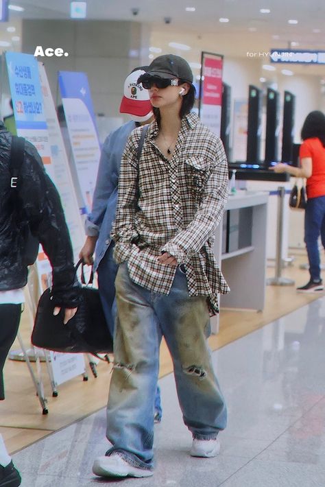 Hyunjin Style, Hyunjin Outfit, Hyunjin Outfits, Stray Kids Fashion, Stray Kids Outfits, Masc Fashion, Outfit Oversize, Straykids Hyunjin Photoshoot, Street Fashion Men Streetwear