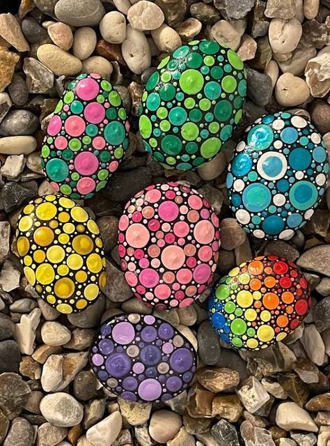 Dot Painting On Rocks, Mandela Rock Painting, Rock Mandala, Painted Rock Cactus, Polka Dot Style, Mandala Painted Rocks, Art Pierre, Mandala Rock Art, Rock Painting Ideas