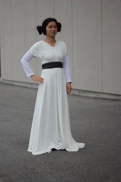 Princess Laya Costume, Diy Princess Leia Costume, Princess Leia Costume Diy, Creative Diy Halloween Costumes, Henkaa Dress, Dyi Costume, Princess Leia Costume, Creative Halloween Costumes Diy, Homecoming Spirit Week