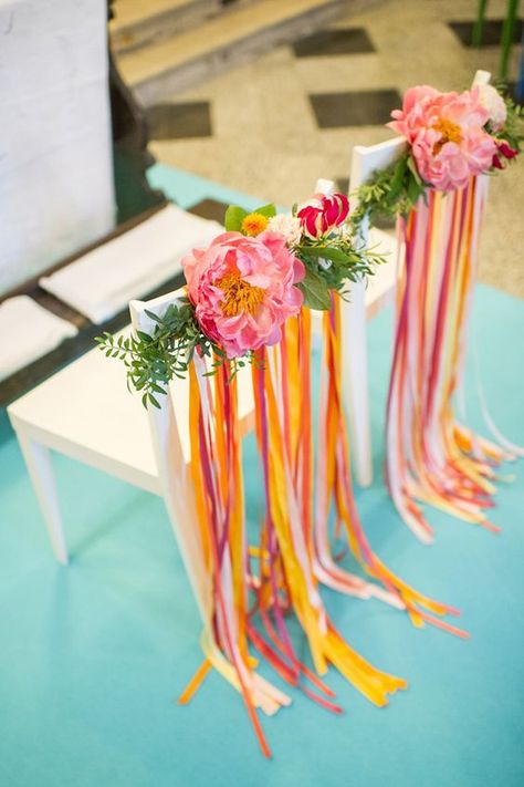 vibrante decoration de chaises de mariage fuschia et orange Folk Wedding, Budget Bride, Wedding Chair Decorations, Rustic Wedding Decorations, Boda Mexicana, Chair Decor, Wedding Chair, Orange Wedding, Chair Decorations