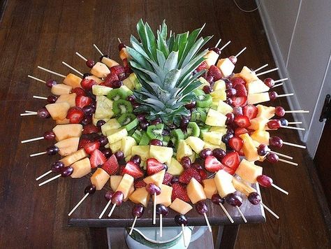 fruit kabobs. great ideas for parties and a great idea for graduation open houses Inexpensive Party Food, Buffet Dessert, Fruit Kebabs, Christmas Charcuterie, Fruit Skewers, Fruit Kabobs, Fruit Display, Fruit Party, New Fruit