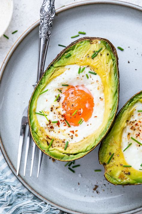 This quick and easy baked avocado egg recipe is perfect for breakfast or snacking. It's low in carbs and sugar and loaded with protein, healthy fats and fiber! Egg Stuffed Avocado, Cooking With Avocado, Avocado And Egg Recipes, Things To Do With Avocado, Recipes With Avocado Healthy, Avacodo Breakfast, Avacodo Recipe Idea Healthy, Avacodo Egg, Avocado Breakfast Ideas