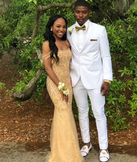 Instagram @yeahthatsbray Pinterest @playabray Gold And White Prom Couple, Gold Prom Couple, Prom Couples Outfits, Prom Essentials, Prom Attire, Prom Slay, Prom Dates, Matric Dress, Farewell Dresses