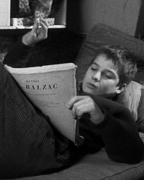 Jean-Pierre Léaud in Les 400 coups (1959) - François Truffaut Jean Pierre Leaud, New Wave Cinema, Francois Truffaut, People Reading, French New Wave, Jean Luc Godard, Septième Art, French Cinema, I Love Cinema