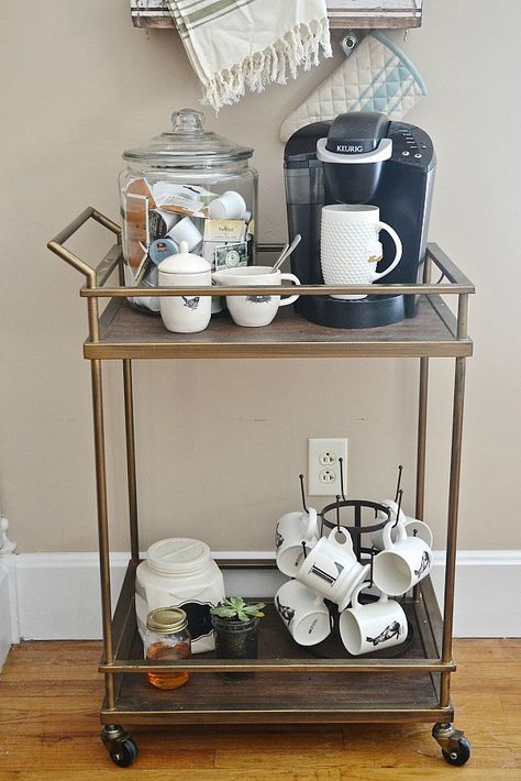 DIY coffee cart - lizmarieblog.com Kaffe Station, Coffee Bar Cart, Routine Life, Coin Café, Coffee Bar Station, Tea Station, Cart Ideas, Bar In Casa, Coffee Cart