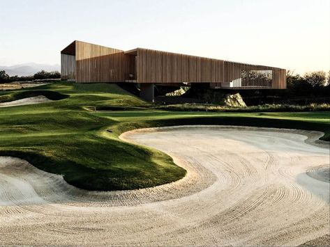 Tetro Arquitetura: The mount house rests gently on the land, forming a pilotis. The place has a golf course as a backyard, and was designed as a field extension. #architecture #house #fashion #decor #diy #homedecor #amazingarchitecture #interiordesign #contemporaryhome #modern #residence #designer Golf Architecture Design, Golf Course Design Architecture, Eco Resort Architecture, Golf Course House, Golf Course Aesthetic, Golf Course Architecture, Golf Course Design, Golf House, Eco Project