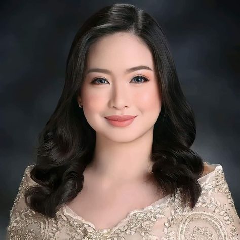 Makeup For Grad Pictures, Modern Filipiniana Hair And Makeup, Simple Make Up For Graduation Pictorial, Make Up For Graduation Pictorial Morena, Graduation Filipiniana Pictorial, Graduation Makeup Ideas Morena, Grad Pic Hairstyles Short Hair, Simple Makeup For Graduation Pictorial, Filipiñana Graduation Pictorial