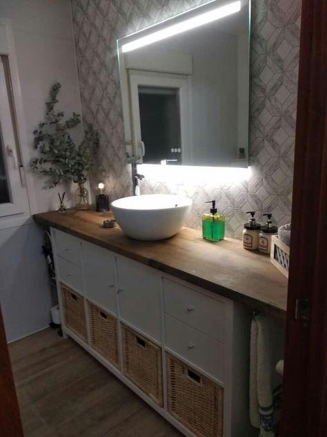 Die Spiegelbeleuchtung im Bad ist nicht nur einen interessanten Akzent im InterieurGenau im Badezimmer braucht man ausreichend starkes Lichtdamit die alltägliche Gesichtsund Körperpflege nicht... Kallax Bathroom, Ikea Hack Vanity, Old House Decorating, Ikea Kallax Hack, Esthetics Room, Apartment Living Room Design, Kallax Ikea, Back To Wall Toilets, Office Makeover