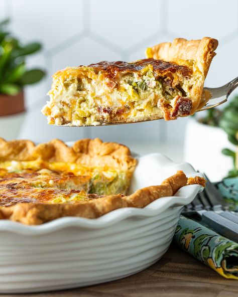 Hatch Chile Quiche Gelson's Chili Relleno Quiche Recipe, Hatch Green Chili Quiche, Poblano Quiche, Green Chili Quiche Recipes, Chile Relleno Quiche, Green Chili And Cheese Quiche, Green Chili Quiche, Chicken Hand Pies, Hatch Green Chili Recipe