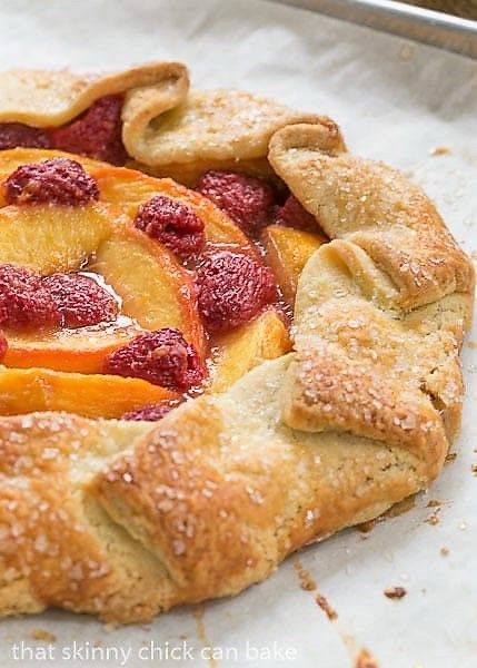 Raspberry Galette, Peach Tart Recipes, Rustic Dessert, Peach Raspberry, Peach Tart, Puff Pastry Tart, Fruity Cake, Galette Recipe, Impressive Desserts