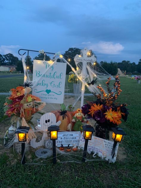 How To Decorate Cemetery Plots, Thanksgiving Grave Decorations, Grave Side Decorations Ideas, Decorating Grave Sites Ideas, Grave Ideas, Dia De Los Muertos Decorations Ideas, Gravesite Decorations, Cemetery Decorations, Grave Decorations