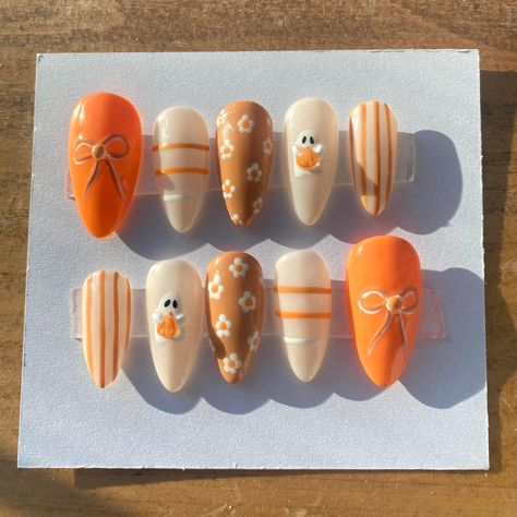 Happy Halloween  Info on this set: 👻 Length: Ranges by size between 25mm-20mm  **custom orders with width sizes larger than 14mm will be defaulted to short almond and range between 18.5mm-12mm in length    👻 Shape: Almond 👻 Size: XS, S, M, L, XL or custom, just select custom when ordering and in "note to seller" section enter in all finger sizes. if you're unsure of your size - round up!! You can always file the edges down to fit your nail plate shape better! You can also message me and I can Halloween 3d Nails, Preppy Nails, Nails Floral, Teen Nails, Floral Ghost, Simple Fall Nails, Halloween Press On Nails, Nagellack Trends, Cute Halloween Nails