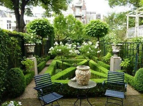 Tiny formal garden via Paris Style Antiques on Facebook Backyard Flowers Garden, Parterre Garden, Boxwood Garden, Small Courtyard Gardens, Hidden Garden, Flower Garden Design, Formal Garden, Secret Gardens, Formal Gardens