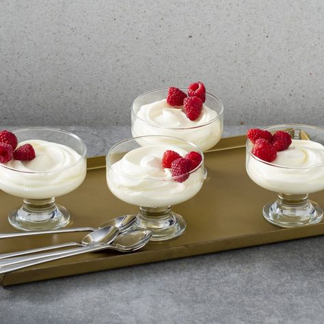 Dessert In Champagne Glasses, Wine Glass Desserts, Champagne Mousse, Champagne Desserts, Mousse Shooters, Champagne Recipes, Grammys Party, Work Desserts, Table Treats