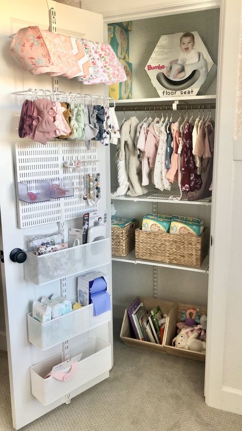 Organized Nursery, Bos Baby, Baby Closet Organization, Baby Nursery Organization, Baby Nursery Inspiration, Baby Room Organization, Aesthetic Bed, Bed In Closet Ideas, Baby Storage