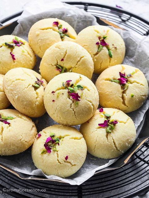 Baked Snacks Indian, Indian Biscuits Recipes, Easy Indian Snack Recipes, Naan Khatai Recipe, Nankathai Recipe, Diwali Biscuits, Besan Nankhatai Recipe, Naan Kathai Recipe, Nankhatai Recipe Indian