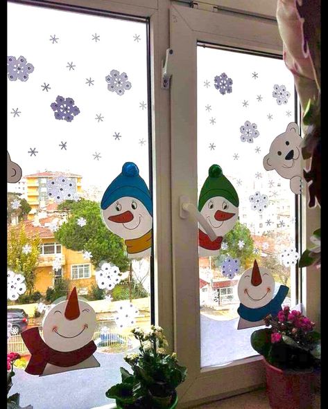 Winter Preschool Decorations, Winter Decoration Kindergarten, Christmas Board Decoration, Ideas Para Decorar En Navidad, Christmas Art For Kids, Christmas Classroom Door, Winter Wonderland Decorations, Window Crafts, Christmas Window Display