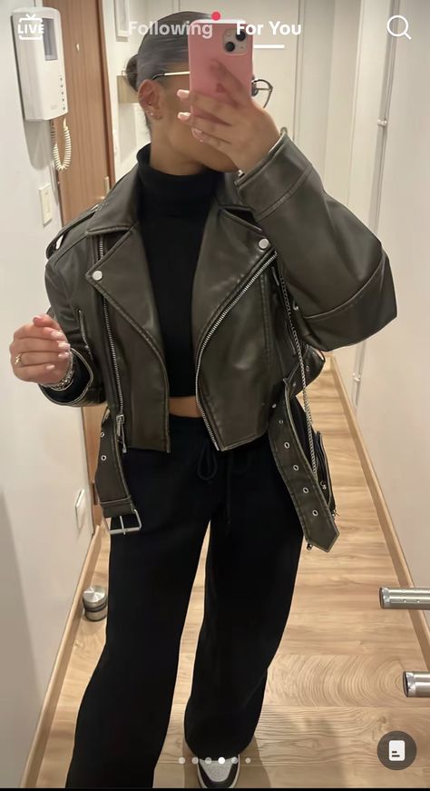 Leather Jacket And Sweatpants, Green Zara Jacket Outfit, Zara Aesthetic Outfits, Outfit Cargo Noir, Crop Leather Jacket Outfit, Zara Leather Jacket Outfit, Zara Jacket Outfit, Cropped Leather Jacket Outfit, Trenchcoat Outfits