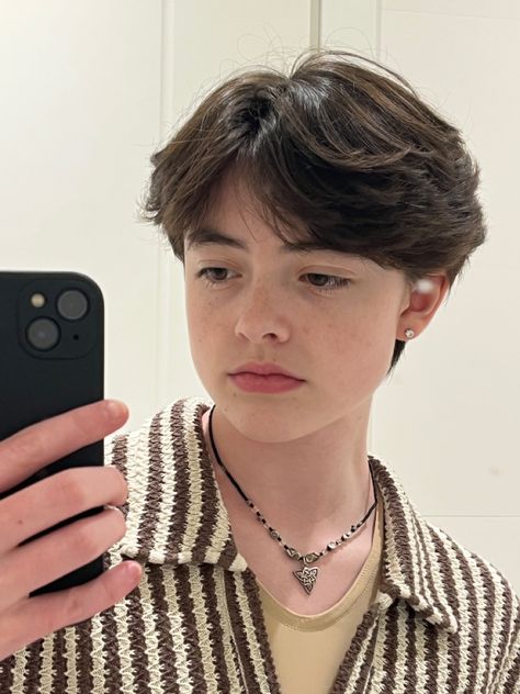 Masculine Haircut Ftm Long, Short Haircut Masculine, Masculine Haircut Round Face, Short Boy Haircut For Woman, Lesbian Haircut Round Face, Criminology Haircut For Women, Men Hairstyles For Round Faces, Masc Hair Round Face, Short Hair Men Round Face