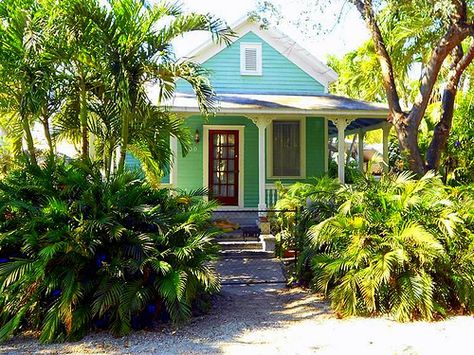 Key West House Color Schemes | Fabulous Exterior Color Scheme in 7 Steps. Description from pinterest.com. I searched for this on bing.com/images Key West Style Homes, Key West House, Key West Style, Home Decor Catalogs, Cottage Exterior, Exterior Color Schemes, Beach House Style, Beach Cottage Decor, Style Cottage