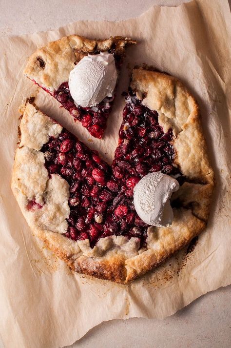 My rustic cranberry galette is a festive fall/winter/holiday dessert that will look beautiful on your table and delight your guests' tummies. Cranberry Galette, Winter Holiday Desserts, Creamy Tuna Pasta Bake, Farmers Market Recipes, Galette Recipe, Cranberry Recipes, Holiday Dessert, Cranberry Sauce, Look Beautiful