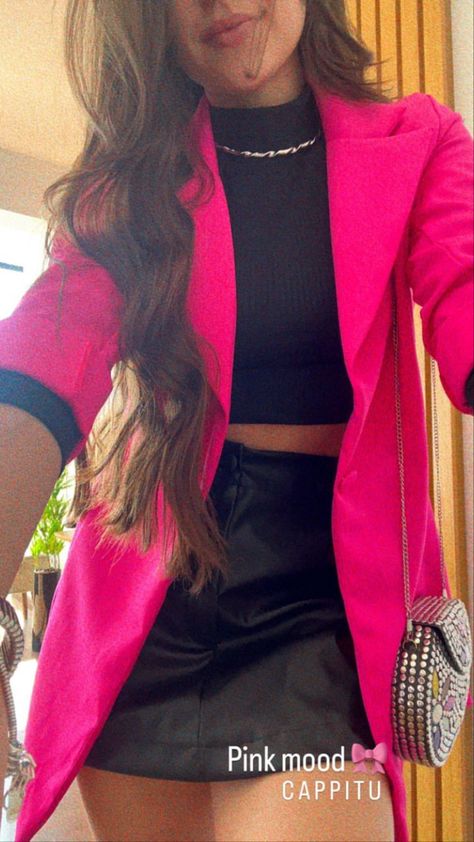 Outfit Saco Fiusha, Blazer Fiusha Outfit, Outfit Blazer Rosa Fiusha, Pink Accessories Outfit, Casual Work Party Outfit, Dress With Jacket Outfit, Pink Jacket Outfit, Outfit Navidad, Comic Con Outfits