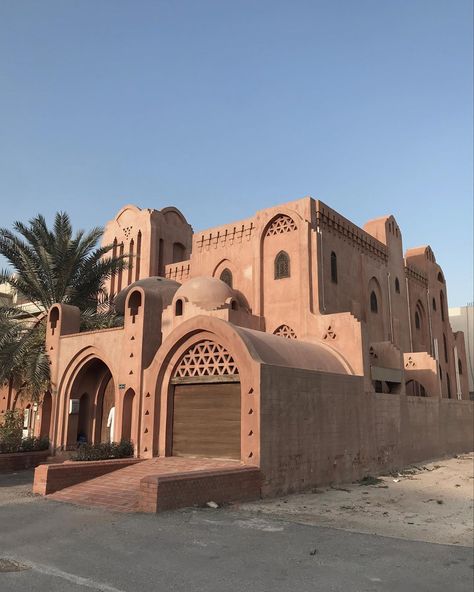 @danielkobel on Instagram: “A beautiful family home in Qatif, Saudi Arabia build with Medina bricks rendert in red plaster and traditional Egyptian mashrabiya…” Saudi House, Traditional Indian Architecture, Arabic Architecture House, Saudi Arabia Interior Design, Arabian Architecture Modern, Saudi Arabia House, Hassan Fathy, Arabic House Design, Saudi Arabian Architecture