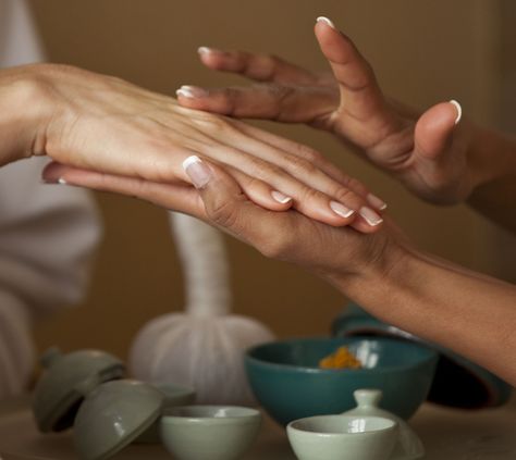 healing hands Moroccan Hammam, Massage Therapy Rooms, Spa Colors, Spa Weekend, Spa Days, Spa Sauna, Hand Massage, Beauty Event, Healing Hands