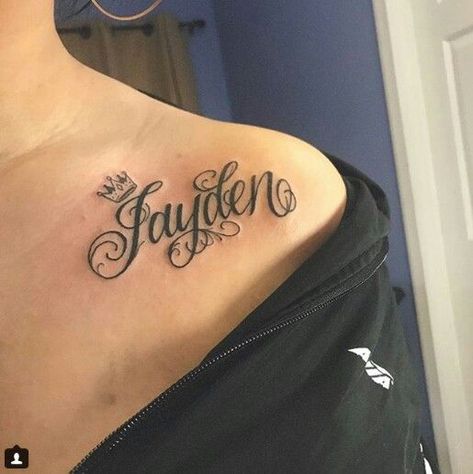 Creative Name Tattoos, Name Tattoo Ideas For Women, Boyfriends Name Tattoo Ideas, Shoulder Name Tattoo, Sons Name Tattoos, Tattoo Black Women, Boyfriend Name Tattoos, Tattoo Name Fonts, Name Tattoo Ideas