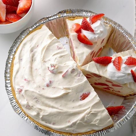 Easy Strawberry Lemonade Freezer Pie Freezer Pie, Easy Strawberry Lemonade, Keylime Pie Recipe, Ice Cream Pies, Refreshing Desserts, Easy Strawberry, No Bake Pies, Köstliche Desserts, Lemon Desserts