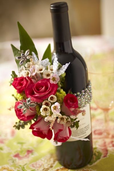 Wine Tasting Wine Corsage...just gorgeous!   I swear I'm really glad all those wine bottles are piling up because they WILL come in handy one day! Decorating Wine Bottles With Flowers, Wine Corsage, Wedding Ideas Centerpieces, Wine Bottle Centerpieces, Wine Tasting Events, Sweet Flowers, Wine Tasting Party, Tasting Party, Flower Corsage