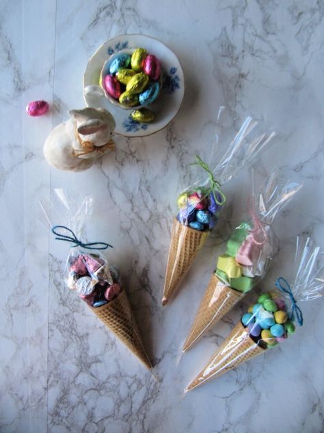 Edible Gift Ideas, Easy Floral Arrangements, Diy Easter Treats, Paper Carrots, Candy Cone, Easter Surprise, Easter Sugar Cookies, Easter Favors, Candy Flowers