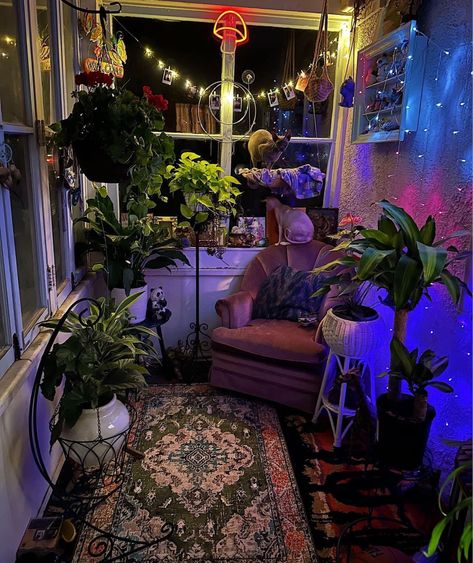 Cozy Reading Chair, Goth House, Spiritual Room, Chill Room, Deco Studio, Chair Ideas, Dream Apartment Decor, Future Apartment Decor, Reading Chair